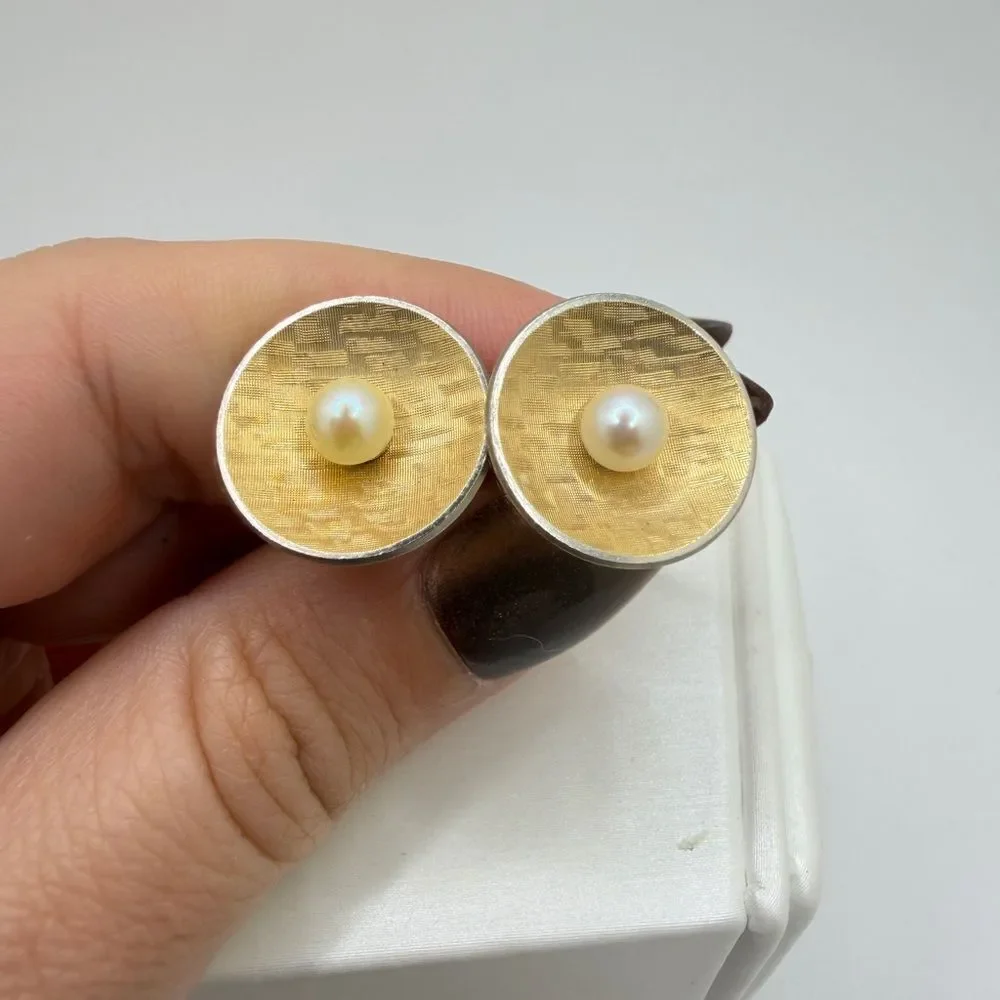 Vintage Gold Tone Kramentz, faux pearl center cuff links!